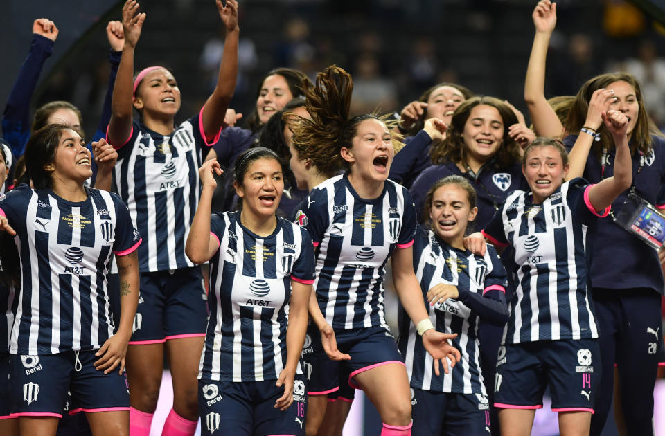 MONTERREY, MEXICO - DECEMBER 07: Players of Monterrey celebrate with the trophy after the final second leg match between Monterrey and Tigres UANL as part of the Torneo Apertura 2019 Liga MX Femenil at BBVA Stadium on December 7, 2019 in Monterrey, Mexico. (Photo by Andrea Jimenez/Jam Media/Getty Images)