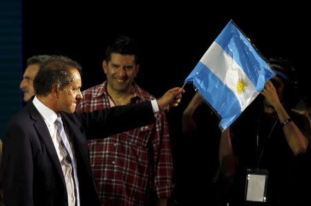 Daniel Scioli, Buenos Aires' province governor and presidential candidate, waves an Argentine national flag in Buenos Aires, early August 10, 2015. REUTERS/Martin Acosta