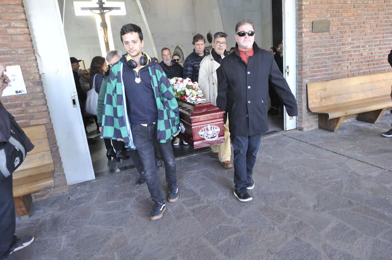 Trasladan los restos de Lino Patalano en el cementerio de la Chacarita