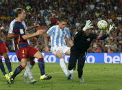 Barcelona's Ivan Rakitic (L) tries to score against Malaga's goalkeeper Carlos Kameni during their Spanish first division soccer match at Camp Nou stadium in Barcelona, Spain, August 29, 2015. REUTERS/Albert Gea