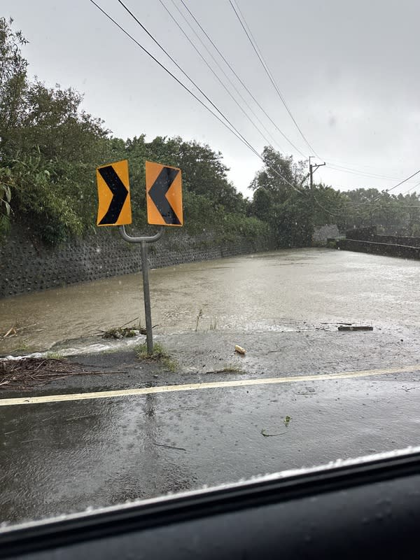 新北三芝山區暴雨  農田變湖泊 民進黨新北市議員鄭宇恩4日指出，三芝山區雨水狂 灌，原本是農田的地方變成湖泊。 （鄭宇恩提供） 中央社記者高華謙傳真  113年10月4日 