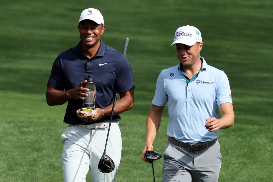 AUGUSTA, GEORGIA - 4 DE ABRIL: Tiger Woods de los Estados Unidos y Justin Thomas de los Estados Unidos caminan en el séptimo hoyo durante una ronda de práctica antes del Masters en Augusta National Golf Club el 4 de abril de 2022 en Augusta, Georgia.  (Foto de Gregory Shamus/Getty Images)