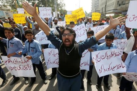 Student supporters of Islamic charity organization Jamaat-ud-Dawa (JuD), carry signs and chant slogans to condemn the house arrest of Hafiz Muhammad Saeed, chief of (JuD), during a protest demonstration in Karachi, Pakistan, January 31, 2017. REUTERS/Akhtar Soomro