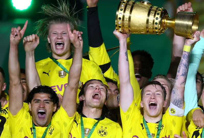 Los jugadores del Borussia Dortmund celebran tras vencer al RB Leipzig y ganar la Copa de Alemania, en el Olympiastadion, Berlín, Alemania