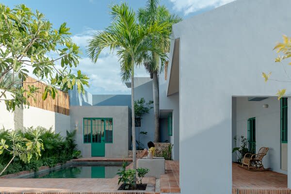 FMT Estudio renovated the pool deck with sanded red bricks manufactured in central Mexico.