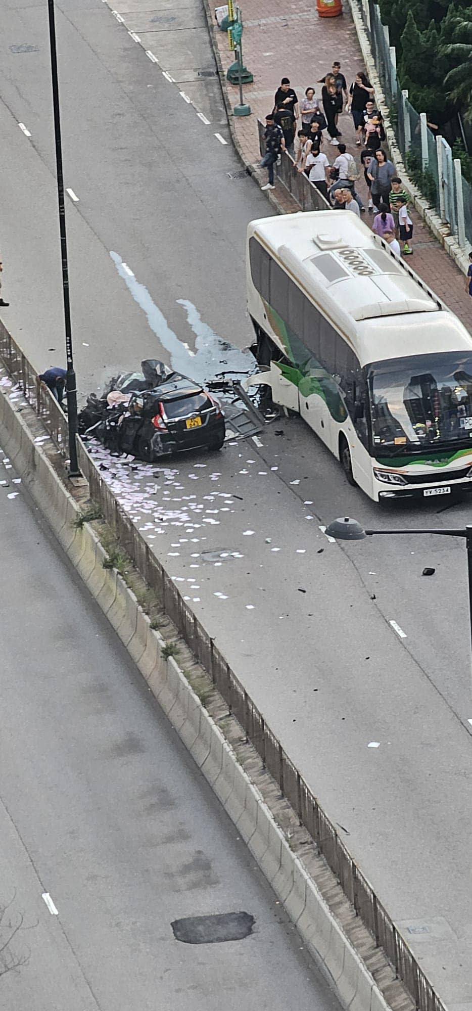 從網上相片所見，私家車車頭嚴重損毀，油污溢出馬路。