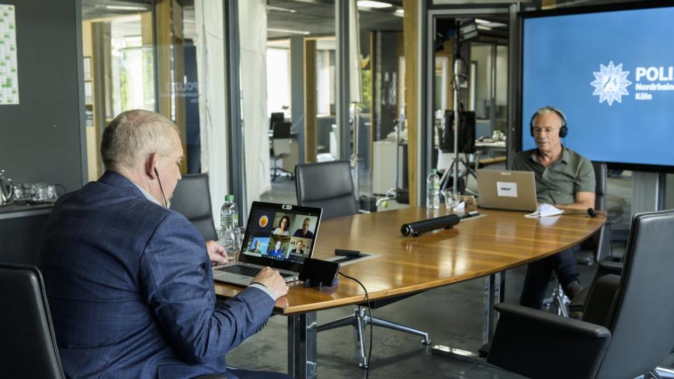 Klaus J. Behrendt (r) und Dietmar Bär bei den Dreharbeiten zur «Tatort»-Folge «Brennen sollst Du».