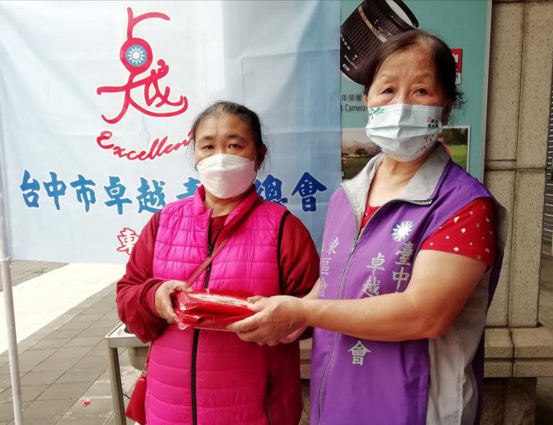  台中市東區卓越青工會發揮大愛精神　捐白米幫助弱勢家庭