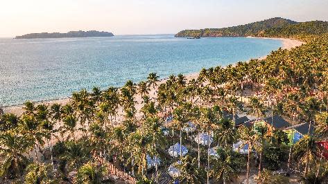 菲律賓愛妮島海水清澈如鏡，有豐富的水上活動和自然生態，加上旅費便宜，非常受觀光客歡迎。