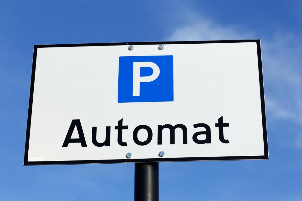 <p><b>Kurzer Fußweg ist in Kauf zu nehmen</b><br> "Ist der Parkscheinautomat defekt, sollte sich der Autofahrer umschauen", betont Sebastian Asshoff. "Ist in Sichtweite ein weiterer Automat zu finden, muss er den kurzen Fußweg auf sich nehmen und dort ein Ticket ziehen." Sei aber kein anderer Automat in Sicht, kann er einfach eine Parkscheibe hinter die Windschutzscheibe legen. Die Höchstparkdauer müsse natürlich trotzdem eingehalten werden - defekter Parkscheinautomat hin oder her. Übrigens: Viele nutzen ihre Parkscheibe falsch und rauben sich dadurch kostbare Parkzeit. Korrekt eingestellt ist die Scheibe, wenn der Pfeil auf die nächste halbe Stunde nach dem Abstellen des Fahrzeugs zeigt. Wer also beispielsweise um 14.12 Uhr parkt, stellt die Scheibe auf 14.30 Uhr ein, wer um 8.34 Uhr den Wagen abstellt, darf den weißen Pfeil auf 9.00 Uhr drehen. </p>