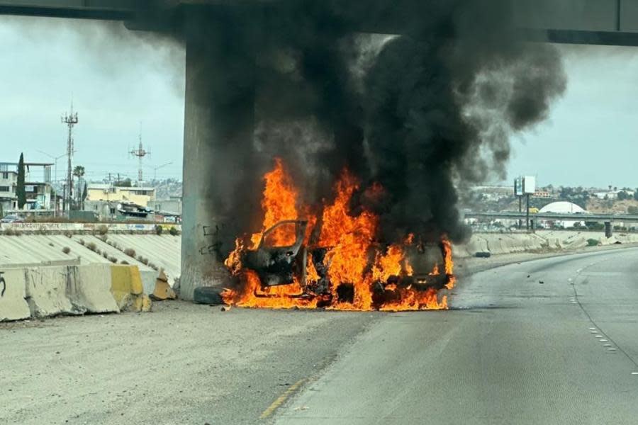 Conductor fallece por incendio de su automóvil en la Vía Rápida de Tijuana