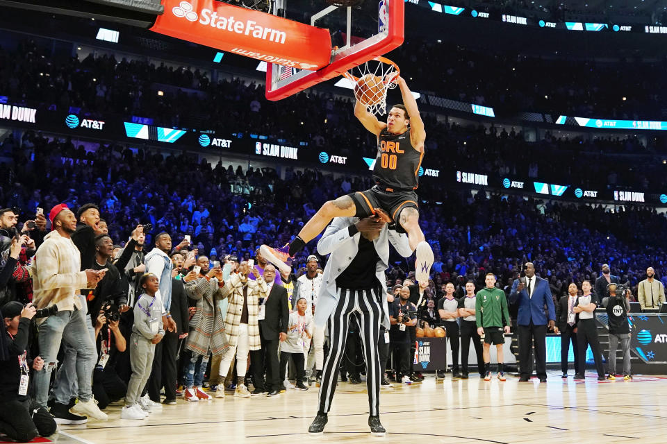 Aaron Gordon飛越Tacko Fall灌籃。（Kyle Terada-USA TODAY Sports）