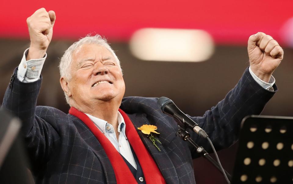 Max Boyce sings Hymns and Arias before kick-off