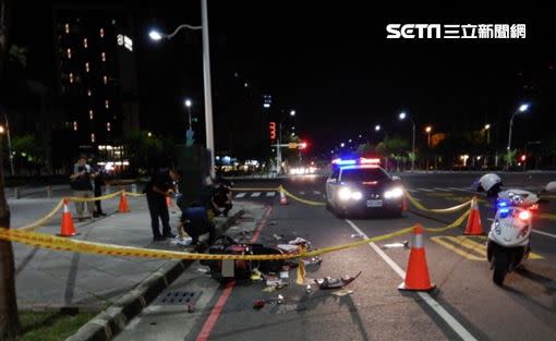 騎士車禍現場，警方拉起黃色封鎖線。（圖／翻攝畫面）