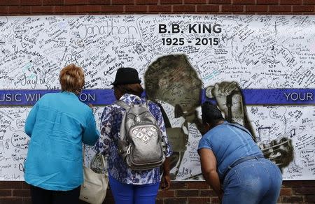 Fans sign a wall with messages paying tribute to Blues legend B.B. King behind the B.B. King Blues Club in Memphis, Tennessee May 27, 2015. REUTERS/Mike Blake