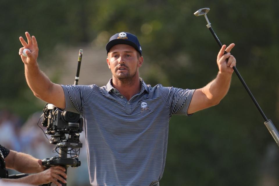 Bryson DeChambeau celebra su victoria en el torneo de golf US Open.