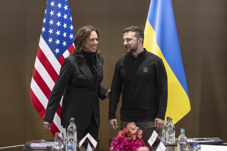 La vicepresidenta estadounidense, Kamala Harris, izquierda, es recibida por el presidente ucraniano, Volodymyr Zelenskyy, en la Cumbre de paz en Ucrania, en Obbürgen, cerca de Lucerna, Suiza, el sábado 15 de junio de 2024. (Alessandro della Valle/Keystone vía AP)
