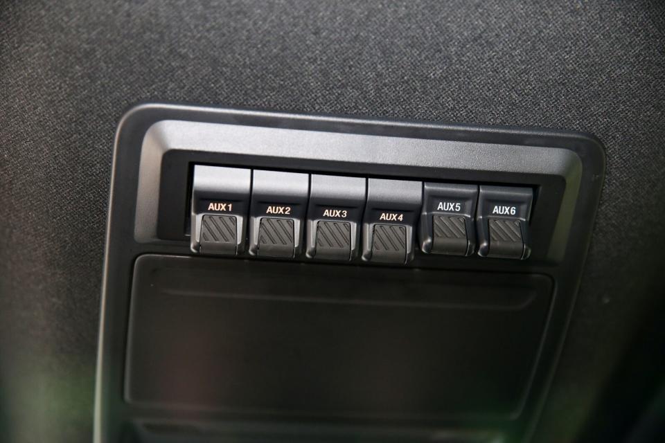 在頂篷閱讀燈後方還額外設有6組電控系統按鍵(AuxiliarySwitches)，主要是讓車主在加裝車外配件如探照燈等電器設備時，有著可連接的按鍵開關。