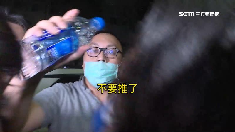 黃暉庭等人走出北檢時和媒體發生衝突。