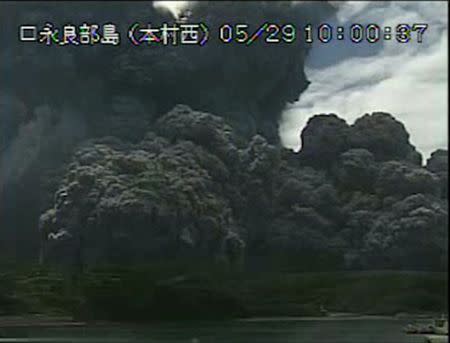 A video grab from the Japan Meteorological Agency's live camera image shows an eruption of Mount Shindake on Kuchinoerabujima island, Kagoshima Prefecture, southwestern Japan, May 29, 2015. REUTERS/Japan Meteorological Agency/Handout via Reuters