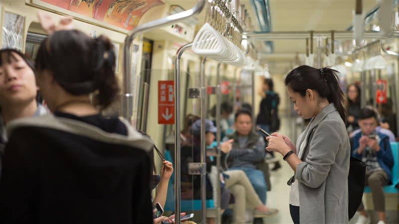 醫師指出，骨質與肌肉流失會導致行動力衰退，如搭捷運沒握扶手會站不穩就可能是警訊。（示意圖／資料照片）