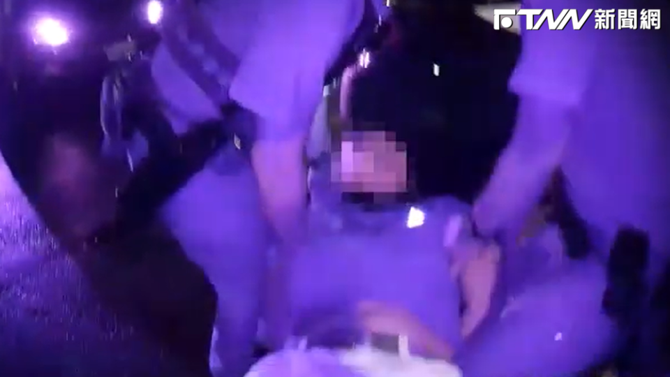 龍天祥喝爛醉拒付420小黃車資，3名警員試圖將他以「大字型」扛上警車。（圖／翻攝畫面）