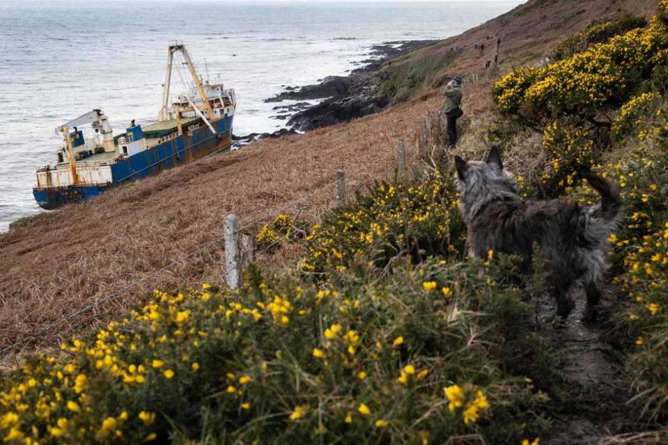 Una vista del barco fantasma abandonado Alta atrapado en las rocas de la costa irlandesa