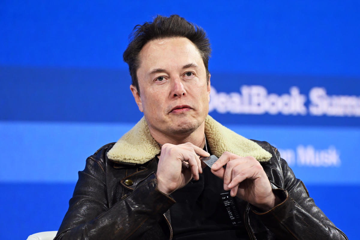 Elon Musk Marks Race to Bottom With Alex Jones, Ramaswamy, Andrew Tate in  Live Twitter Chat