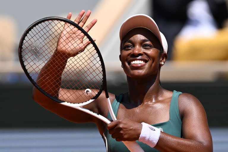 Una alegría para Sloane Stephens en Roland Garros en medio de una situación que la angustia