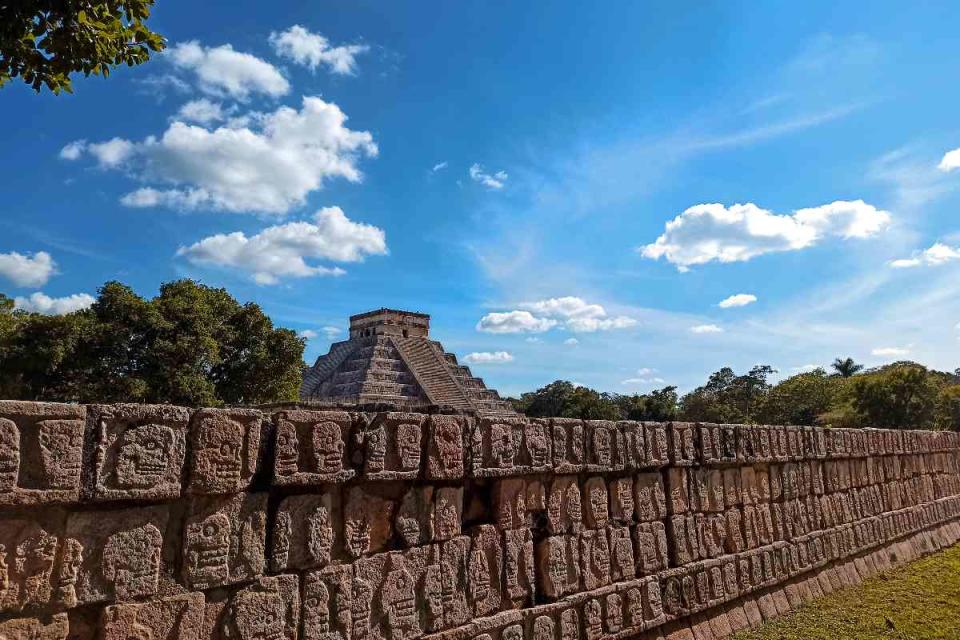 Al fondo se observa el Templo de Kukulcán (de la serpiente emplumada), el edificio más famoso de la zona arqueológica de Chichén Itzá. (Foto: Alexis Mora Angulo | Unsplash)