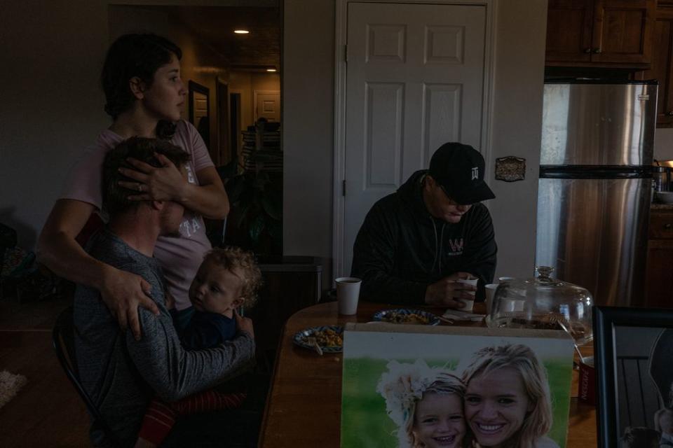 Rhonita Miller’s family grieves inside her home. | César Rodríguez—El País