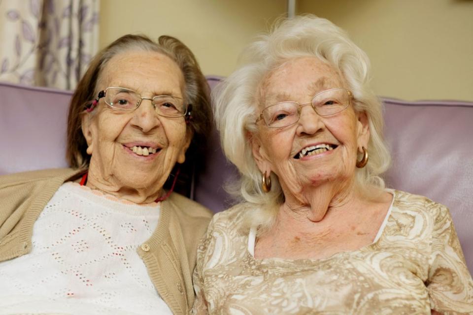 Kathleen Saville y Olive Woodward, ambas de 89 años, se hicieron amigas cuando eran unas escolares de 11 años, en 1941. [Foto: SWNS]