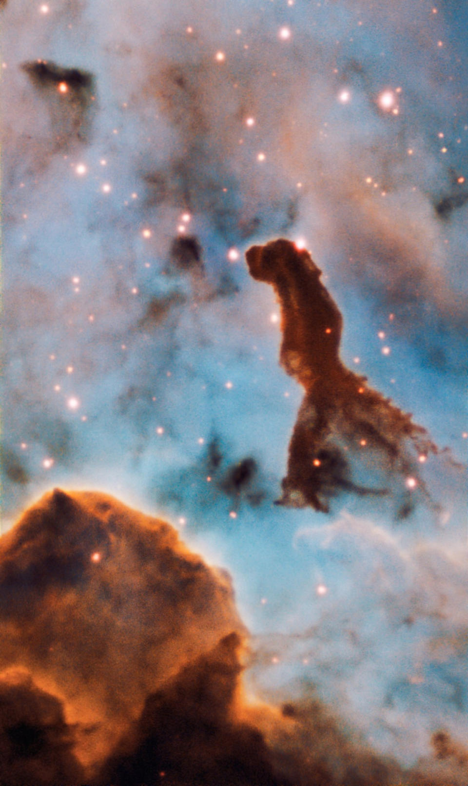 Este pilar forma parte del cúmulo estelar masivo Trumpler 14, en el interior de la nebulosa de Carina, a 7.500 años luz de distancia. (ESO/A. McLeod)