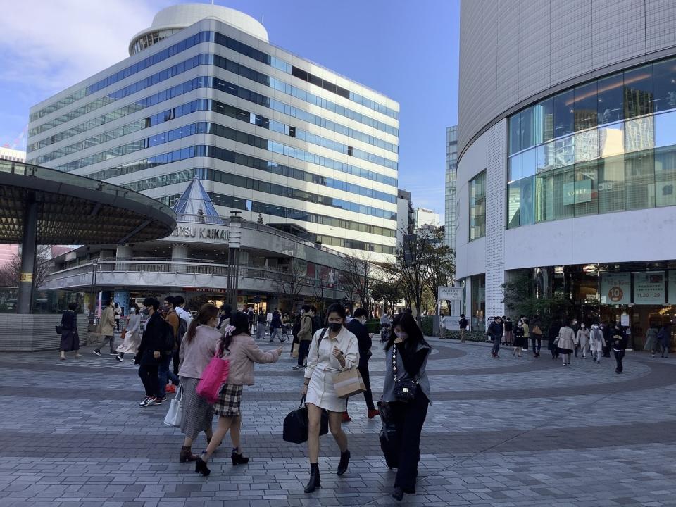 因為go to活動刺激餐旅，各處街頭都洋溢旅客，造成密集感染，圖為22日東京有樂町車站前。 圖：劉黎兒/攝