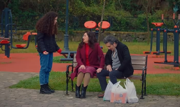 Şengül cuenta a su familia que ha sido engañada en el trabajo por Gönül y Ayla en Hermanos