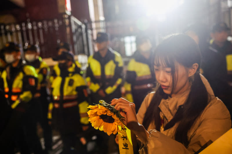 太陽花運動10週年  民眾參加紀念晚會（2） 台灣經濟民主連合與多個公民團體18日在立法院外舉 行晚會，紀念318太陽花學運10週年，民眾持向日葵 出席活動。 中央社記者吳家昇攝  113年3月18日 