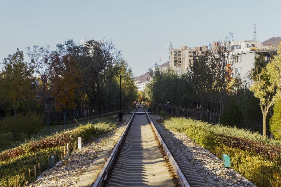 市區還有保存下來的鐵軌，旁邊是鐵路公園。
