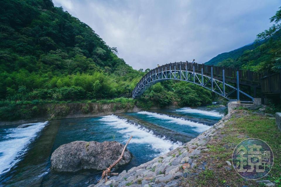 福山景觀橋，造型獨特，為跨越大羅蘭溪的鋼構拱橋，是福山的新亮點，橋下有攔沙壩與溪潭，站在橋上可欣賞溪谷、山巒風光。