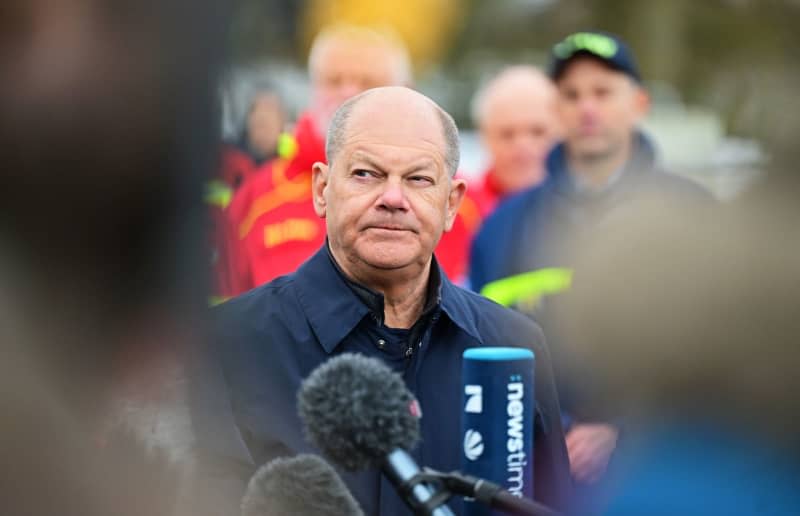 German Chancellor Olaf Scholz (SPD) gives a press statement during his visit to the flooded area at the confluence of the Weser and Aller rivers. Chancellor Olaf Scholz took a sightseeing flight in an air force helicopter to gain an impression of the flooding situation in the north of Lower Saxony. Philipp Schulze/dpa