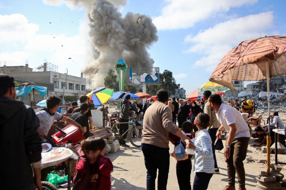 <span>Des Palestiniens regardent la fumée s'échapper lors du bombardement israélien sur le marché de Firas, dans la ville de Gaza, le 11 avril 2024</span><div><span>AFP</span></div>