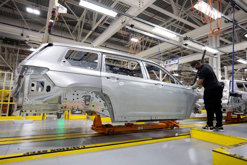 Stellantis employee Steve Williams installs a fender on a 2021 Jeep Grand Cherokee L at the Stellantis Detroit Assembly Complex-Mack on June 10, 2021 in Detroit, Michigan. The plant is the first new auto assembly plant in Detroit in thirty years, and will manufacture the 2021 Jeep Grand Cherokee L. - Photo: Bill Pugliano (Getty Images)