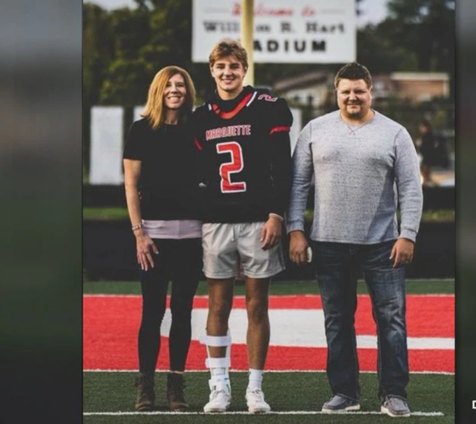 Jordan DeMay, centro, con sus padres John DeMay y Jennifer Buta. El prometedor jugador de fútbol de preparatoria murió tras ser blanco de un complot de sextorsión (Foto proporcionada por la familia)