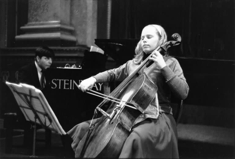Jacqueline Du Pré, durante un ensayo con Stephen Bishop Kovacevich, en 1964