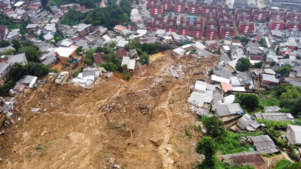Ao menos 110 pessoas, incluindo duas crian&#xe7;as, morreram devido ao forte temporal que atingiu na tarde desta ter&#xe7;a (15) a cidade de Petr&#xf3;polis (REUTERS/Ricardo Moraes)