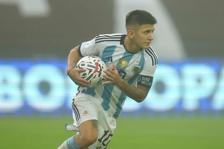 Thiago Almada, el único campeón mundial de mayores en el Preolímpico de Venezuela, es la máxima figura argentina; necesitará del ex jugador de Vélez la selección para superar a Brasil.