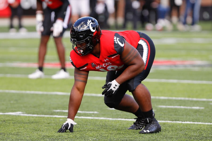 CINCINNATI, OH – OCTOBER 16: Cincinnati Bearcats defensive lineman Jowon Briggs (18) lines up for a play during the game against the UCF Knights and the Cincinnati Bearcats on October 16, 2021, at Nippert Stadium in Cincinnati, OH. (Photo by Ian Johnson/Icon Sportswire via Getty Images)