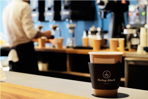 全台第一家主打全機器人手沖咖啡的咖啡店嗜黑咖啡開幕。（圖片來源／Swing Black Coffee 嗜黑咖啡 攝影／Lundic Chang）