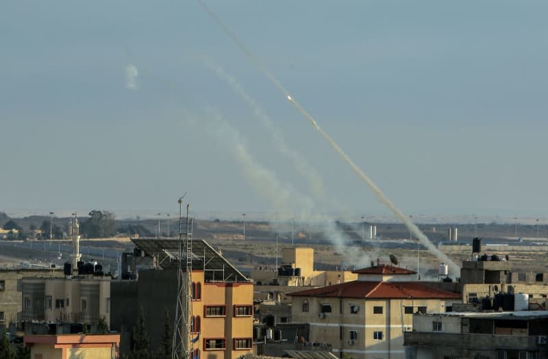 Hamas fires a large number of rockets towards Israel. A rocket fired from the Gaza Strip has reportedly hit a residential building in the Israeli coastal city of Ashkelon. Abed Rahim Khatib/dpa