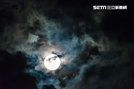 雲層變化多端，超級大月亮時而浪漫時而詭譎。（圖／翻攝畫面）