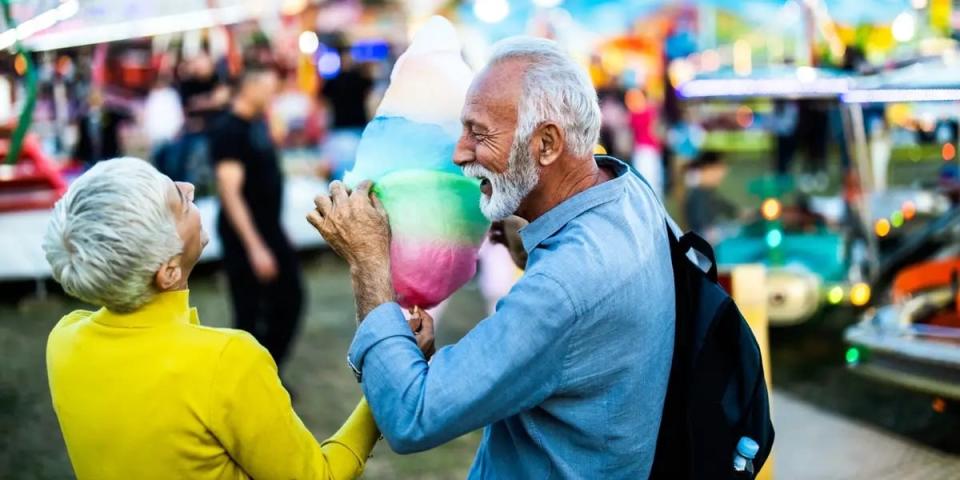Holt euch auf einem Jahrmarkt etwas Süßes. - Copyright: skynesher/Getty Images